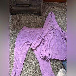 Green tea set, size large, capri pants and a mid sleeve hoodie